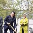 首相　イノウエ氏を追悼し桜植樹
