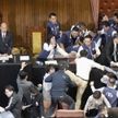 台湾議会 与野党が衝突し6人搬送