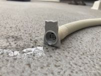 エアコン工事した後のホースに猫型のキャップを装着する業者さんを発見！その理由は…愛猫家の職人さんによるプチサプライズだった
