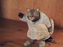 「眠いから先に寝るねー」パジャマ姿でおやすみの挨拶をする猫の木彫作品、その造形に込められた作家の切ない思いとは？