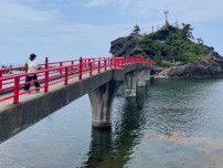 【糸魚川市】夏のおすすめスポット！　赤い橋が映える弁天岩で糸魚川の海を満喫♪