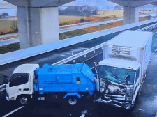 【首都高速】足立区内のC2中央環状線でトラック事故 一部通行止めは解除（21日16:00現在）