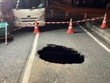 【国道4号】越谷市内の草加バイパスで道路陥没 6時間強ぶり通行止め解除（25日03:30現在）