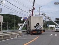 クレーン付きトラックが信号２本なぎ倒す　アームが電線に引っかかる　国道４２号を通行止め　和歌山・串本町