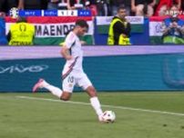 黄金の右足だ！“EURO史上最年少キャプテン”が完璧ピンポイントクロスでアシストを記録した瞬間「さすがソボスライ」「これはGK出にくい」