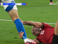 「レッドじゃない？」足をガッツリ掴む“衝撃ディフェンス”が物議…アルバニア代表MFがイタリア代表FWに翻弄された瞬間「ダメだろw」「まるでレスリングだ」
