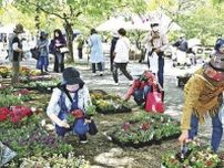 花の販売やフリマ盛況　花と子供フェス、和歌山・田辺市