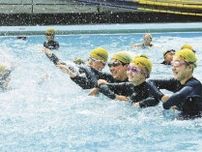 水かけ合って初泳ぎ　小中学校でプール開き、和歌山県紀南地方