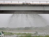 水道管破損で水漏れ　和歌山県上富田町の岩田橋