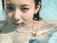 「美女人魚姫」3rd写真集発売決定の岡田紗佳、抜群ボディあらわな水着姿に反響！ 「めっちゃ美人」