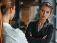 「とにかく嫌い…！」職場の苦手な女性への対処法とNG行動