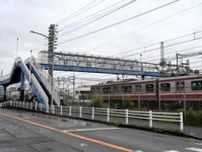 京急線回送電車に2人ぶつかり3歳女児死亡　母子で歩道橋から転落か