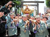 初の子供宮神輿 元気に「わっしょい」 東京・浅草の三社祭