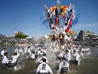 水しぶきと気勢をあげて　筑豊に初夏の訪れ告げる「川渡り神幸祭」