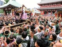 東京・浅草の三社祭、早朝の宮出しに大歓声　観光客「見られて幸運」