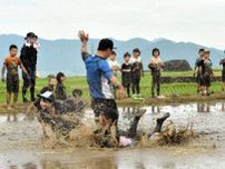田んぼでダイブ　泥だらけの運動会「ドロリンピック」福井・大野で