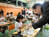 人間国宝の指導受け、萩の土を手びねり　長門の小学校で陶芸教室