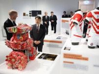 天皇陛下、ロンドンで日本の文化発信拠点「ジャパン・ハウス」視察