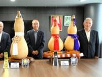ひょうたんの全国展示会で金・銀賞　伊賀の3人が市長に報告