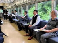 救世主はぬれ煎餅とまずい棒　3期連続黒字の銚子電鉄列車で株主総会
