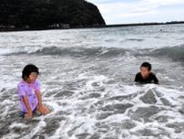 興津で「高知県内1番」の海開き　「めっちゃ冷たいけどきもちいい」