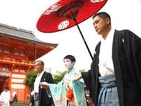 京都・祇園祭はじまる　長刀鉾の稚児らが八坂神社で祭りの無事祈る