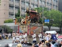 祇園祭の山鉾巡行　蟷螂山のカマキリの鎌、巡行中に外れる