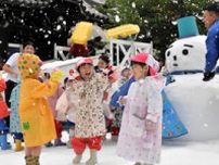 近づく夏　季節外れの「雪まつり」に歓声　大阪市淀川区の幼稚園