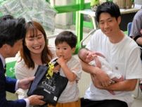 新生児におむつ券など3万円相当贈呈　総社市長「すくすくと育って」