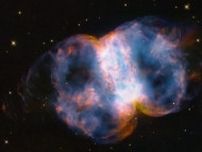ハッブル望遠鏡がとらえた「小あれい状星雲」　打ち上げ34周年記念画像！