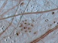 木星の衛星エウロパ表面の「そばかす」　ガリレオ探査機が撮影