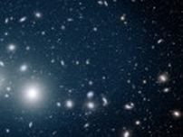 ペルセウス座銀河団で1.5兆個の「迷子星」を発見。その軌道は銀河団の合体を示唆か