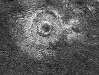 土星の衛星タイタンのクレーター「Momoy」　カッシーニ探査機が観測