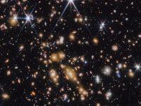 誕生後5億年未満の宇宙の銀河で星団を初検出　ジェイムズ・ウェッブ宇宙望遠鏡が観測