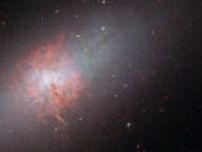 星が爆発的に誕生している青色コンパクト矮小銀河NGC 5253　ハッブル望遠鏡が撮影