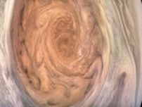 ジュノー探査機がとらえた木星の大赤斑のクローズアップ
