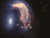 ペンギンと卵のような相互作用銀河Arp 142　ウェッブ望遠鏡の科学観測2周年記念画像