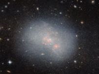 かつて別の銀河を飲み込んだ？　矮小不規則銀河NGC 5238　ハッブル望遠鏡が撮影