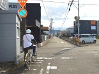 自転車ヘルメット努力義務化１年　着用微増、高校生低く　静岡の事故多発交差点で調査