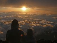 雲海輝く御来光　富士山から望む　山梨側山開きから一夜
