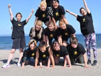 ”昭和でよく見た”女子レスラーによる海辺の合宿特訓が令和に復活！波打ち際でびしょ濡れになった選手がMVP！