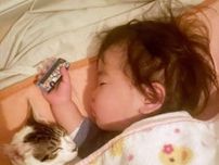 弟猫と幸せそうに眠る「四男坊」　布団をかぶって添い寝する猫と赤ちゃんに7万人夢中