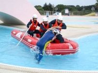 「市街地が浸水」豪雨災害備え、流れるプールで訓練　船橋署、運動公園で