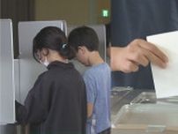 模擬選挙で児童 投票箱に1票