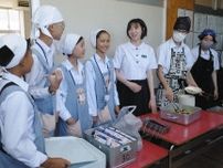 カンボジアの中学生交流　入善中で一緒に授業や給食