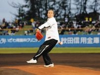 【楽天】「おばんです」秋田出身・在住の柳葉敏郎がセレモニアルピッチ　ノーバン投球に満面の笑みでガッツポーズ、自己採点は「90点」