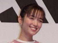 佐藤栞里「ケーキのいちごを嬉しそうに食べておりました」大物芸人とのツーショット披露に「還暦とは思えない」SNS驚き