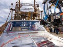 狂気のカーチェイス健在！　『マッドマックス：フュリオサ』アニャやクリヘムのインタビューを含む特別映像“ヤバい改造車編”