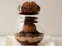 【パスカル・ル・ガック】  グラスの上にチョコレート細工の  大輪の花が咲き誇る美しきパフェ