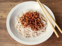 【即席ひんやり蕎麦レシピ】  納豆そばに「食べるラー油」をオン！  「最近、はまりにはまってます」